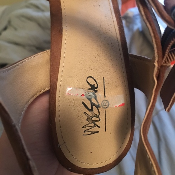 SUPER CUTE BROWN HEALS - Picture 3 of 4